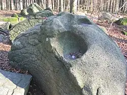 Die Opfersteine sind Granodioritfelsen mit erodierten schüsselförmigen Aushöhlungen, die zur phantasievollen Geschichte anregten, in die Schalen hätten die Menschen Opfergaben gelegt.