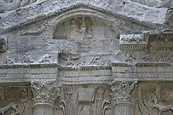 Östlicher Giebel mit Sol und Füllhörnern