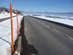 Separate, orange Schneezeichen in Boudevilliers, Val-de-Ruz, Schweiz.