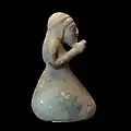 Statuette einer auf den Fersen sitzenden Betenden, die Hände vor dem Mund gefaltet (Louvre, SB 69).[14]