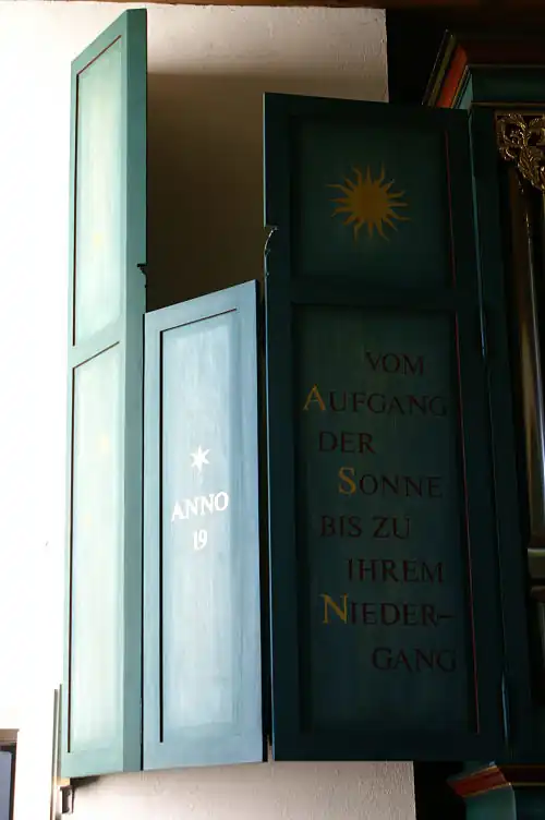 Linke Flügeltür: ANNO 19 VOM AUFGANG DER SONNE BIS ZU IHREM NIEDERGANG