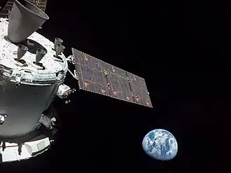Selfie/Photo der Raumsonde am 16. November 2022, während der Artemis-1-Mission. Im Hintergrund die Erde.