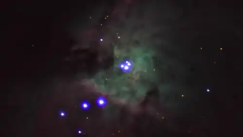 Der offene Sternhaufen Trapez aufgenommen am 5. Februar 2023 bei Vollmond im Orionnebel. Nachgeführte Aufnahme im sichtbaren Lichtspektrum. Belichtungszeit = 30 Sekunden, Belichtungsindex = ISO 800, Pixelgröße = 4,7 μm.