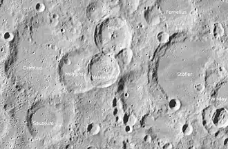 Orontius (Mitte links) und Umgebung (LROC-WAC)