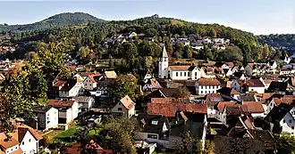 Bundenthal mit Fladenstein im Hintergrund, links im Bild der Jüngstberg
