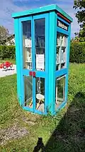 Öffentlicher Bücherschrank in einer alten Telefonzelle