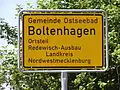 Inhaltsreiche Ortstafel in Boltenhagen