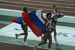 Die drei russischen Me­dail­len­ge­win­ne­rin­nen auf einer Ehren­runde (v. l. n. r.): Ljudmila Koltschanowa, Tatjana Lebedewa, Tatjana Kotowa