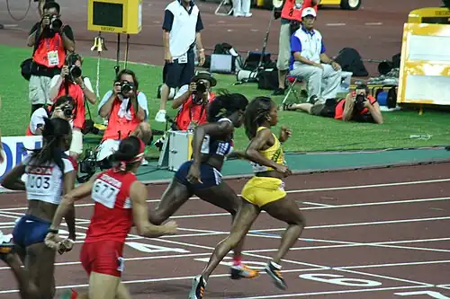 Zieleinlauf (v. l. n. r.): DeeDee Trotter (1003), Ana Guevara (677), Novlene Williams (in Gelb), Christine Ohuruogu – nicht im Bild: Silbermedaillengewinnerin Nicola Sanders