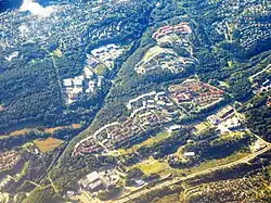 Luftbild von mehreren mit Waldflächen umgebenen Siedlungen