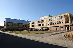 Die denkmalgeschützte „Reithalle“ beherbergt Hörsäle und das Institut für Umweltsystemforschung (USF).