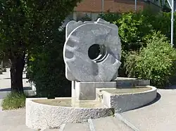 Gedenkbrunnen Othmar Schoeck von Peter Meister, 1969, neben dem Hauptgebäude der SUISA bei Mutschellenstrsse 137[14]