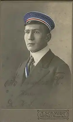 Ein Couleurfoto von 1911 – mit koloriertem Band und Mütze