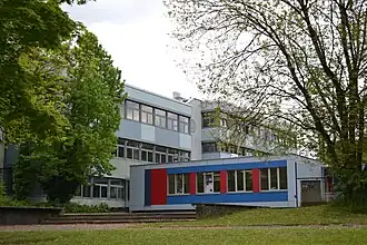 Das Schulgebäude von außen fotografiert.