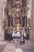 Mädchen vor dem Anna-Altar in der Stadtpfarrkirche in Rattenberg in Tirol, um 1890