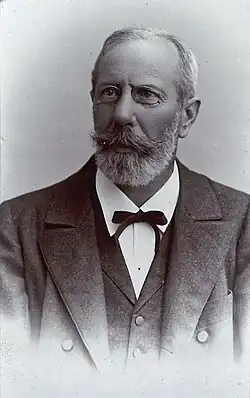 Otto Stolz mit Brille, Fliege und in dunklem Anzug