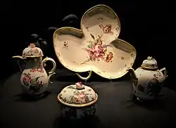 Fürstliche Solitaire-Garnitur mit kleeblattförmigem Teller, zwei Kännchen und einer Zuckerdose, Porzellanmanufaktur Ottweiler, 1765,