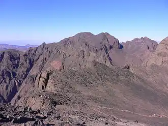 Die beiden Gipfel des Jbel Ouanoukrim vom Toubkal aus gesehen – Ras Timzguida (links) und Ras Afella (rechts)