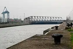 Blick auf die Klappbrücke Oudendijkbrug an der Westseite der Schleuse zur Schelde