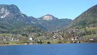 Pötschenstein zwischen Sandling (links) und Loser (rechts) mit Altausseersee und Altaussee im Vordergrund