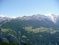 Blick von der Moosalp nach Grächen, rechts der Riedgletscher mit den schneebedeckten Viertausender des Nadelgrats der Mischabel