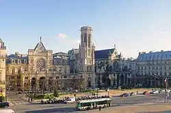 Place du Louvre gesehen vom Palais du Louvre; links die Mairie du 1er arrondissement, rechts die Église Saint-Germain-l'Auxerrois