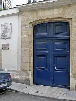 Nr. 30: links das Hôtel des Pompes, rechts die Gedenktafeln.