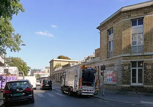 Fahrstraße auf der Seite des 10. Arrondissement (rechts das Hôpital Lariboisière)