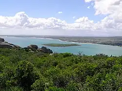 Blick vom Postberg auf der Halbinsel zur Insel Skaapeiland und dem Ort Langebaan