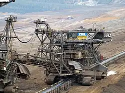 Großaufnahme des links gezeigten Band­schleifen­wagens, vorne: ansteigendes Band