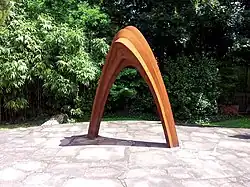 Porta (2010), 300 × 260 × 140 cm, Cortenstahl