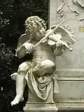 Geige spielende Putte – Ausschnitt aus dem Schumann-Denkmal