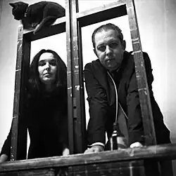 Erhard Wehrmann mit Maina-Miriam Munsky und ihrer Katze „Tulifäntchen“ in Munskys Atelier in der Belziger Straße, West-Berlin 1968. Foto von Peter Sorge.