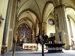 Östliche Vierung und Ostchor: östliche Vierungspfeiler nur mit Gesimsen