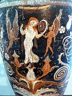 Namenvase aus Grab 69 in Licinella: Aphrodite zwischen zwei Eroten (rechts); Hermes steht vor einer sitzenden Frau mit einer Kiste in der Hand (links)