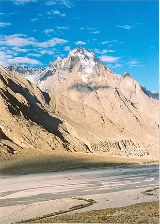 SW-Seite des Paiju Peak oberhalb des Braldu-Flusses, westlich des Baltoro-Gletschers