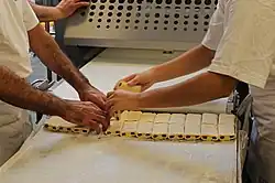 Aufgerollte und abgelängte Teiglinge