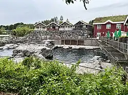 Blick auf das Gehege der Seelöwen und Übernachtungsmöglichkeiten