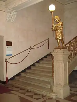 Beginn der Haupttreppe