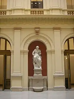 Hygieia-Figur im Innenhof