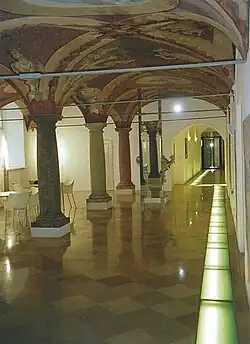 Sala Terrena, Säulen aus Kaiserstein