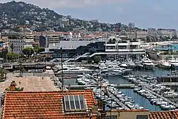 Hafen von Cannes mit dem Palais des Festivals et des Congrès