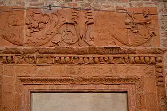 Die Dekoration der Fenster.