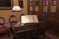 Bücherei – Schreibtisch mit Porzellanlampe