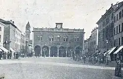 Der Palazzo Comunale nach der Restaurierung von 1891. Die Doppelfenster sind nicht an den Säulen ausgerichtet und man kann ein schweres Gesims sehen.