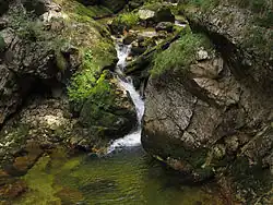 Einer der vielen Wasserfälle in der Klamm