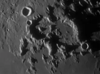 Pallas ist der kleinere linke Krater mit dem Zentralberg. Aufgenommen mit einem Amateurteleskop.