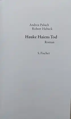 Scan des Buchrücken hochkant mit der Aufschrift Hauke Haiens Tod, darunter kursiv geschrieben Roman darunter mit 4 Zeilen Abstand S. Fischer, für den Verlag. Die Autoren sind versetzt über dem Buchtitel aufgeführt. Oben Andrea Paloch und darunter Robert Habeck.hochkant