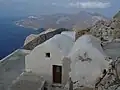 Blick von der Panagia-Kalamiotissa-Anlage auf die Insel