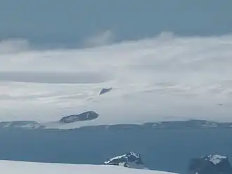 Blick vom Melnik Peak über die McFarlane Strait auf den Kersebleptes-Nunatak (vorn) und den Panagjurischte-Nunatak (hinten)